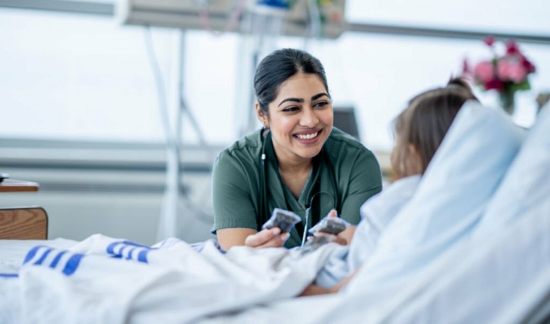 beda jasa homecare vs jasa caregiver