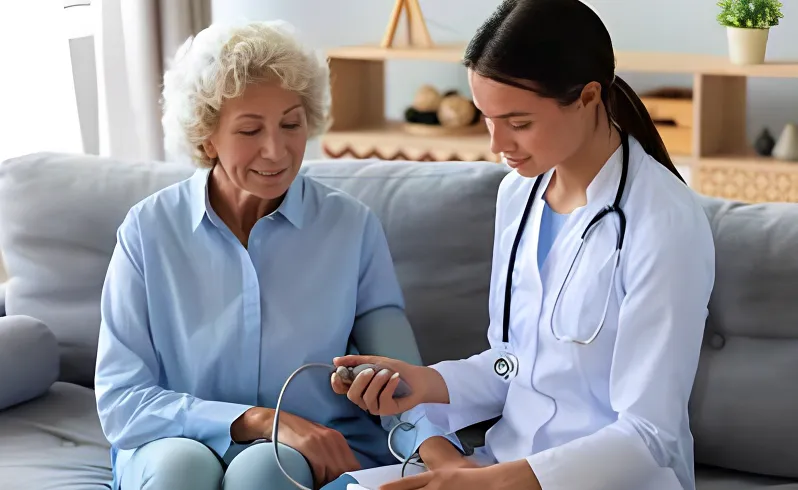 beda jasa caregiver vs homecare